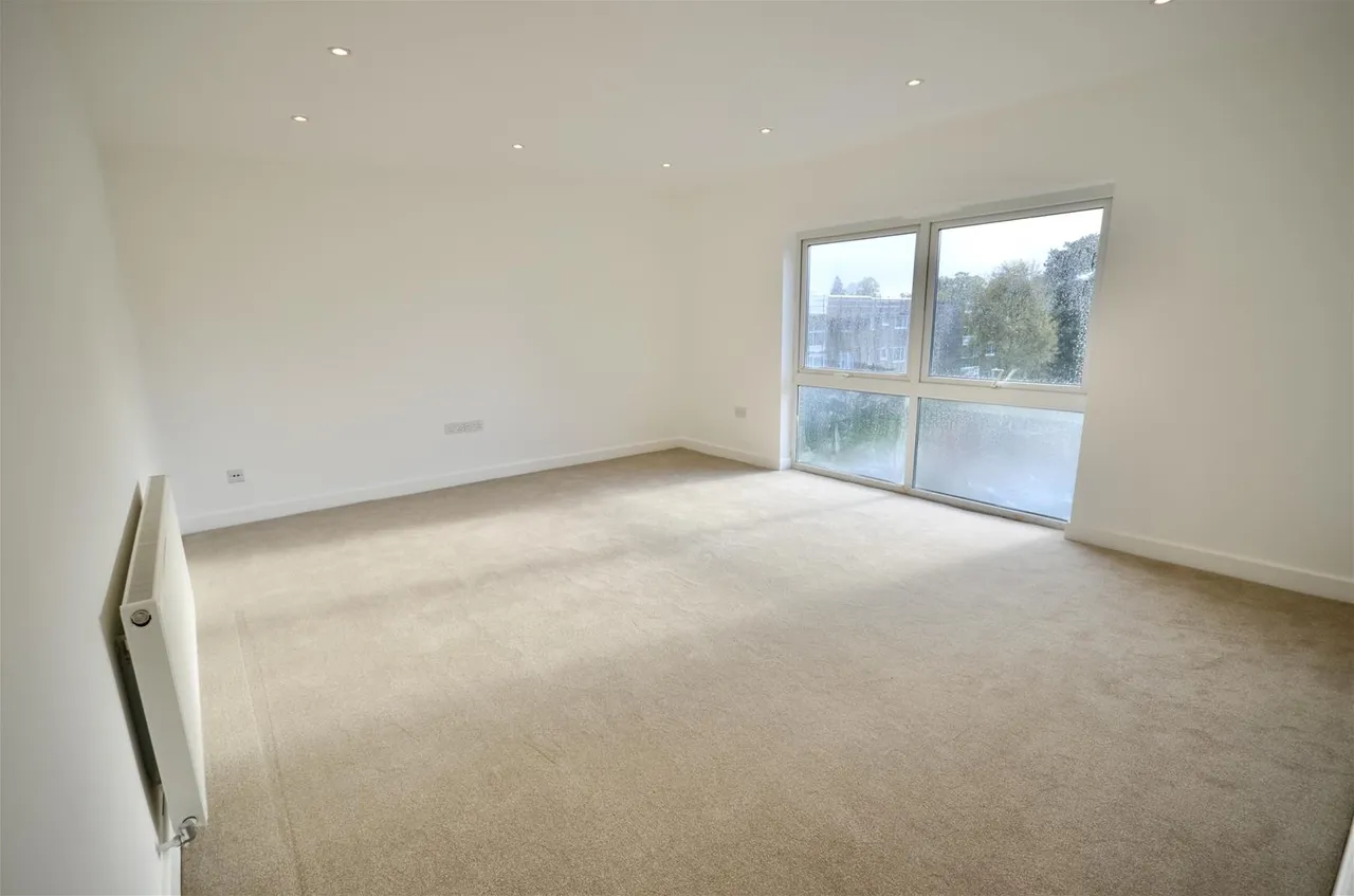2 bed flat to rent — The Spinney, Watford