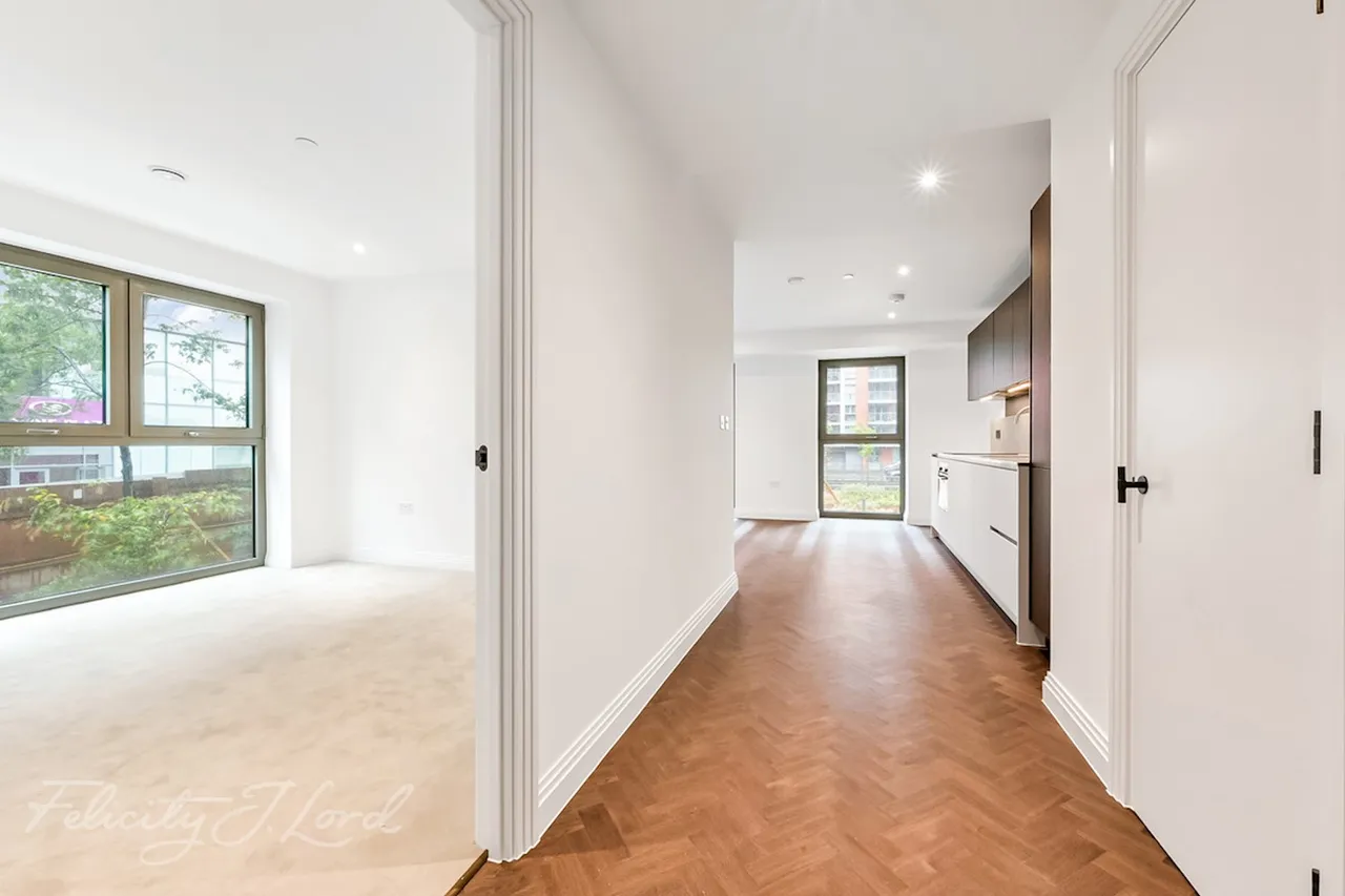 Western Gateway, London, E16, photo 5