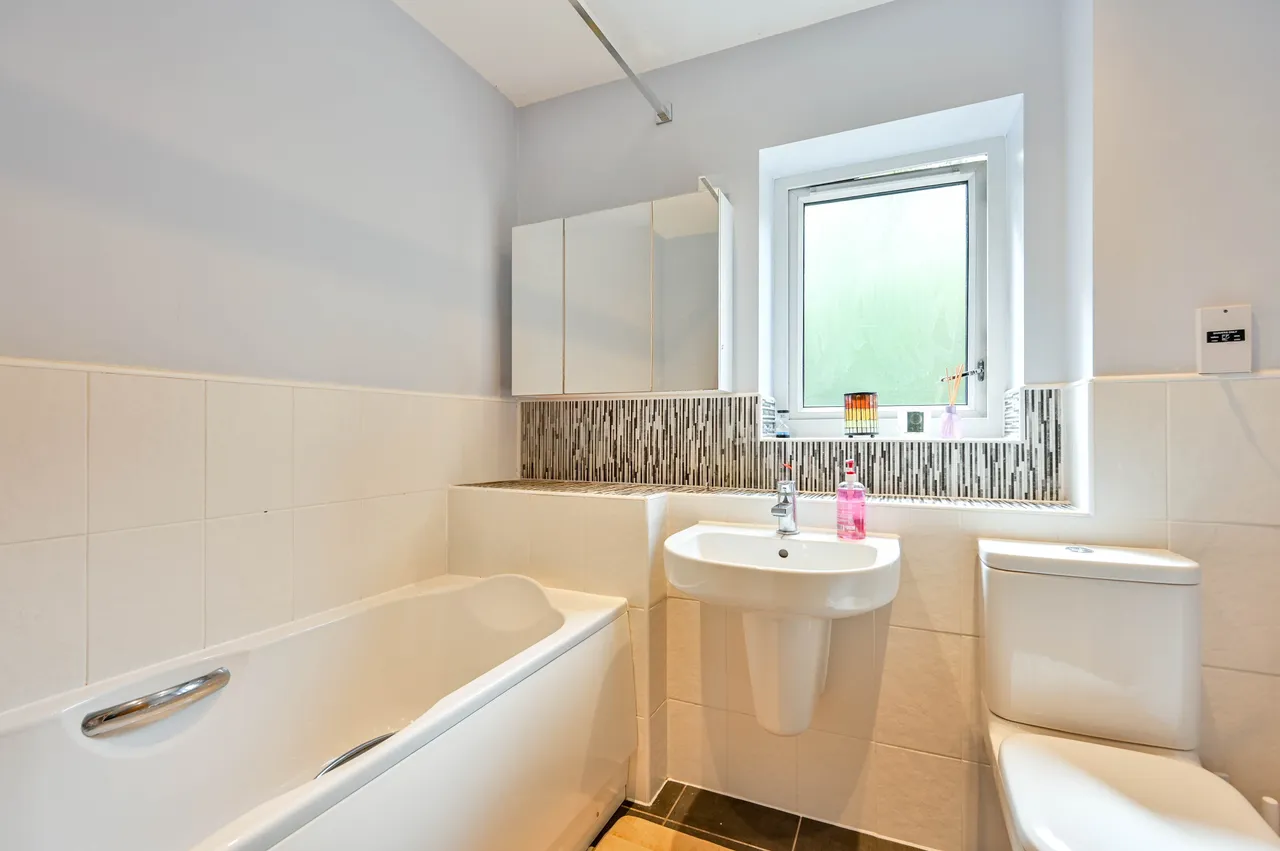 7 Hoad Crescent, Surrey, photo 9