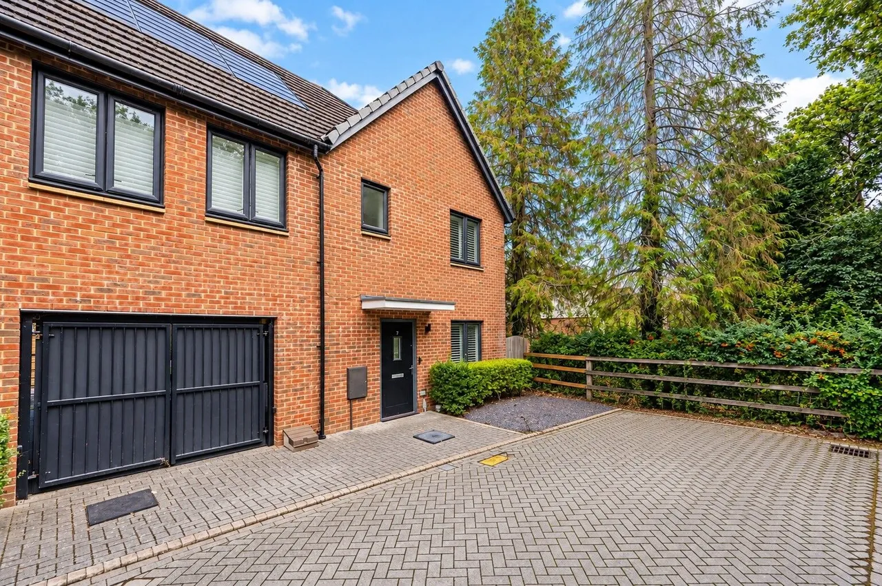 7 Hoad Crescent, Surrey, photo 4