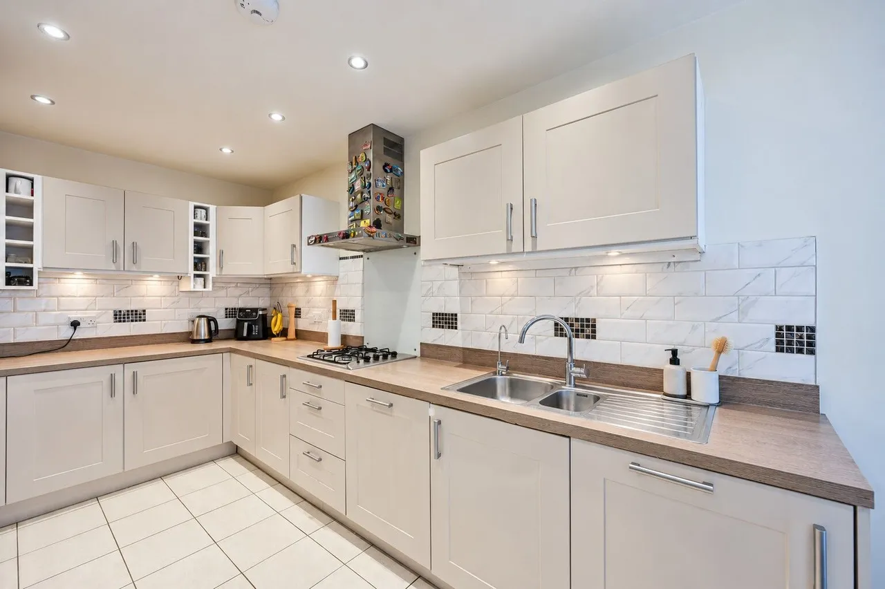 4 bed house to rent — 7 Hoad Crescent, Surrey