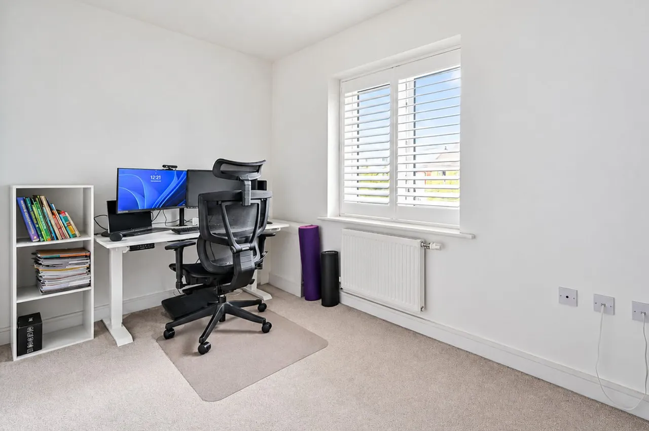 7 Hoad Crescent, Surrey, photo 11