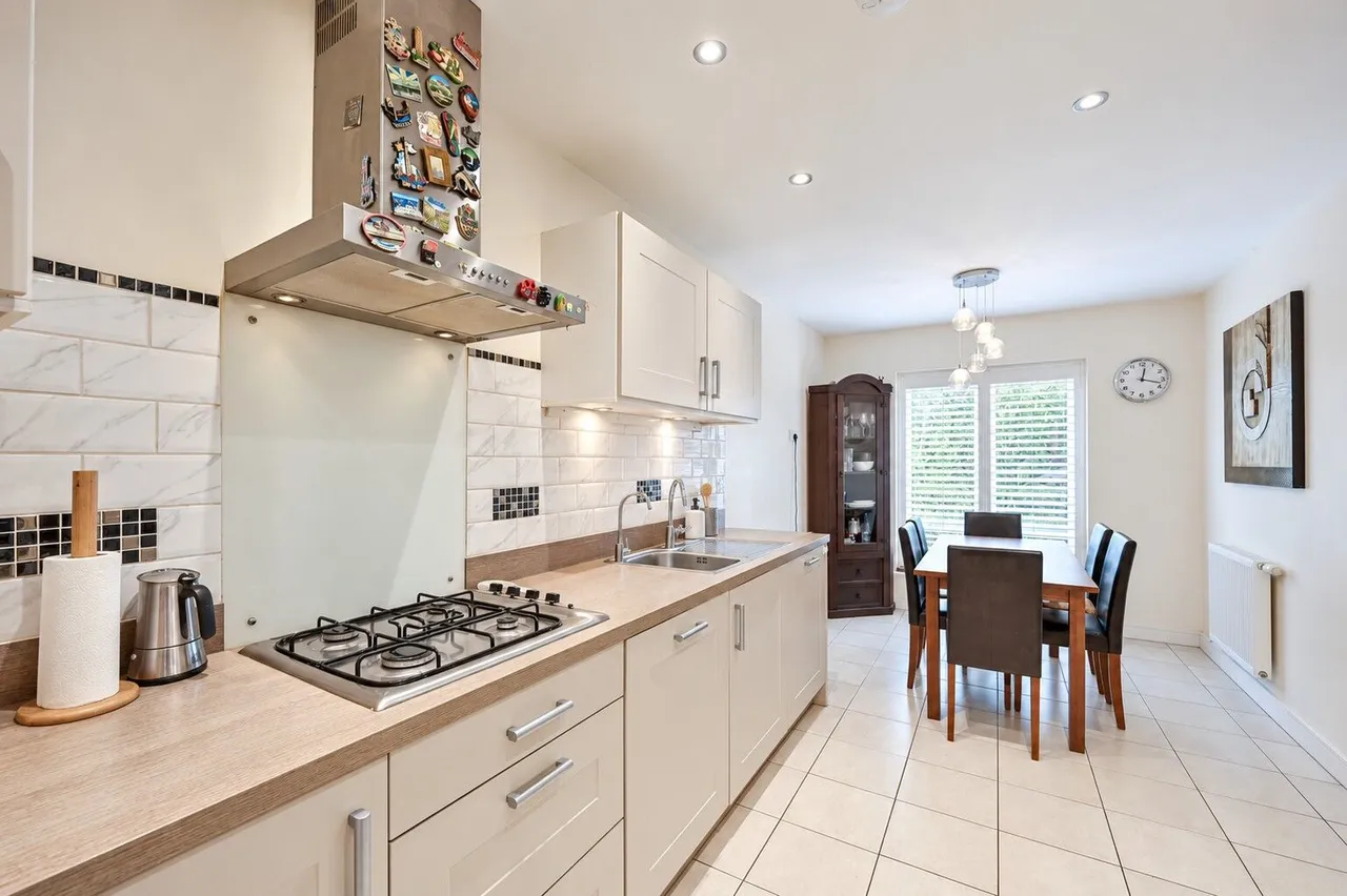 7 Hoad Crescent, Surrey, photo 5