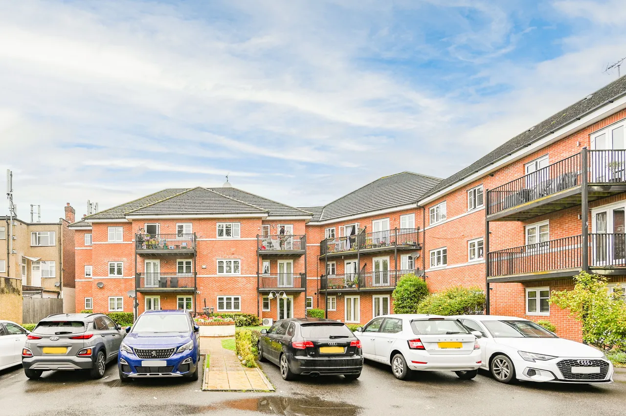 3 bed flat for sale, Pinner, HA5