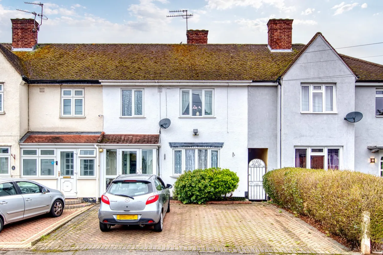 3 bed house for sale — Finchingfield Avenue, Woodford
