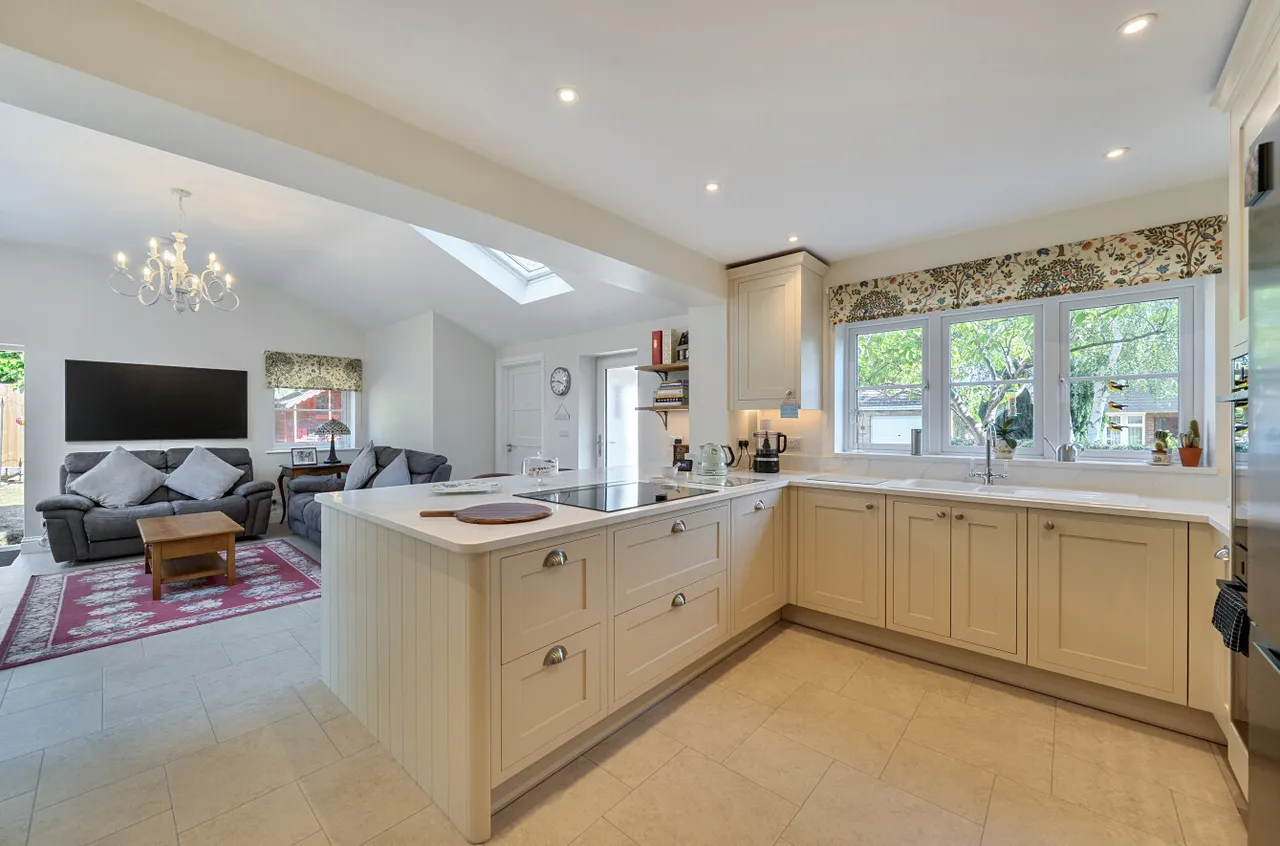 Birch Tree View, Lightwater, Surrey, GU18 5TZ, photo 2