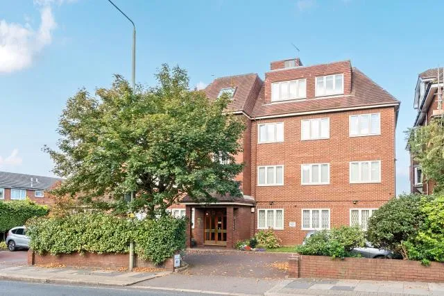 3 bed flat for sale, Hendon Lane, London, N3