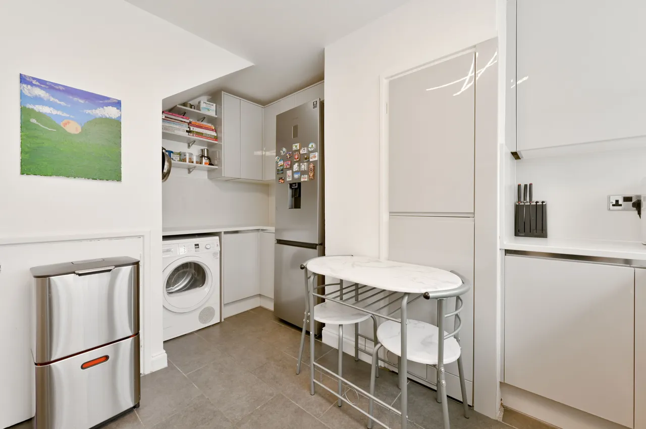 13 Burden Close, Brentford, photo 5