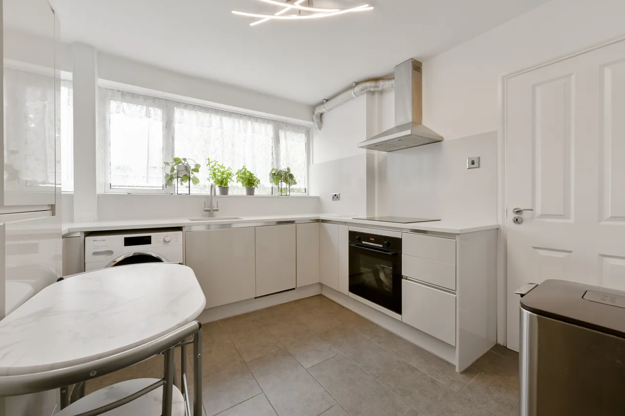 13 Burden Close, Brentford, photo 4