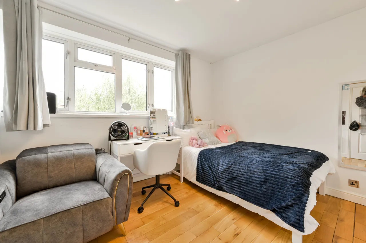 13 Burden Close, Brentford, photo 8