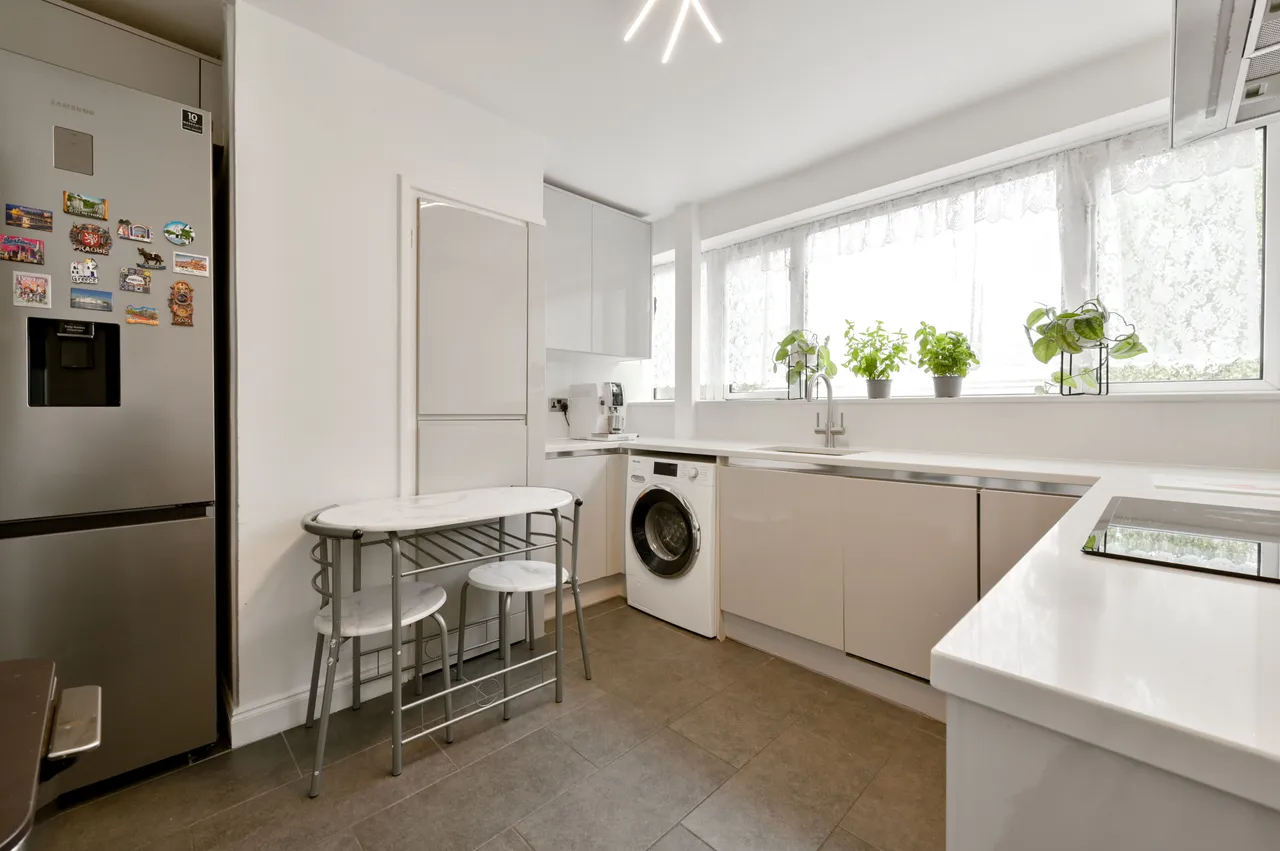 13 Burden Close, Brentford, photo 3