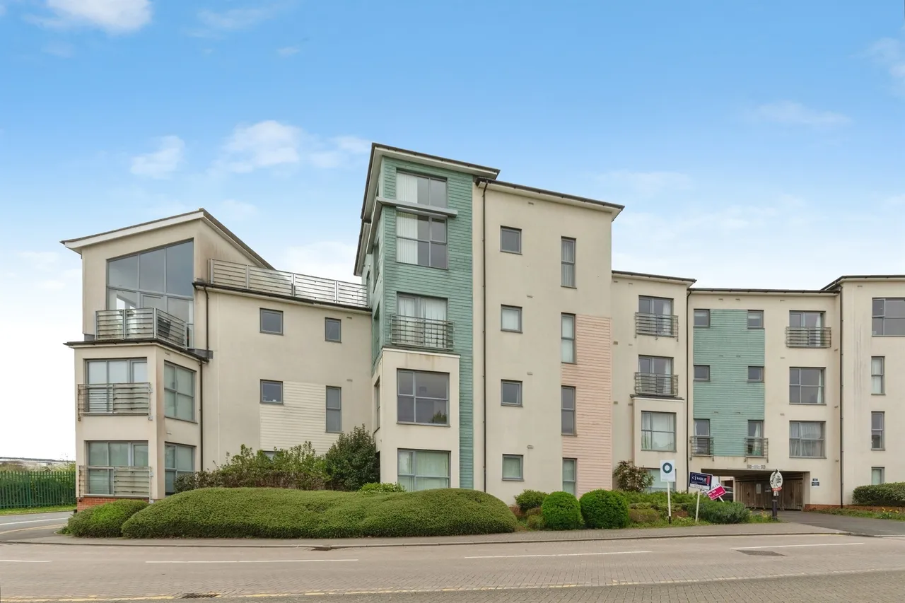 2 bed flat for sale — Long Down Avenue, Bristol