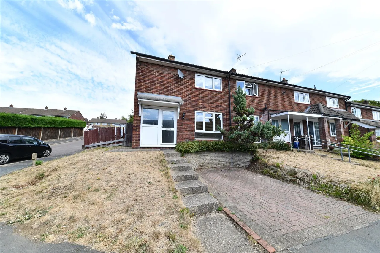 2 bed house for sale — Chertsey Rise, Stevenage, Herts, SG2 9JG