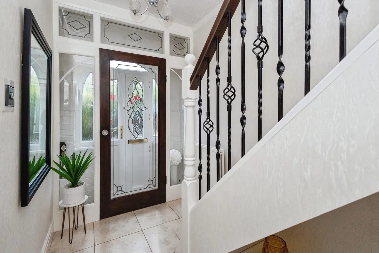 Brookside Drive, HYDE, Cheshire, SK14, photo 2