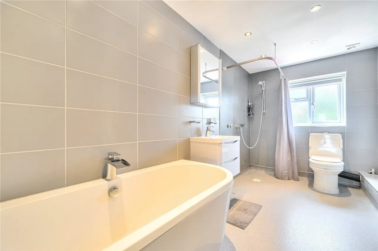 Manor Crescent, Byfleet, West Byfleet..., photo 18
