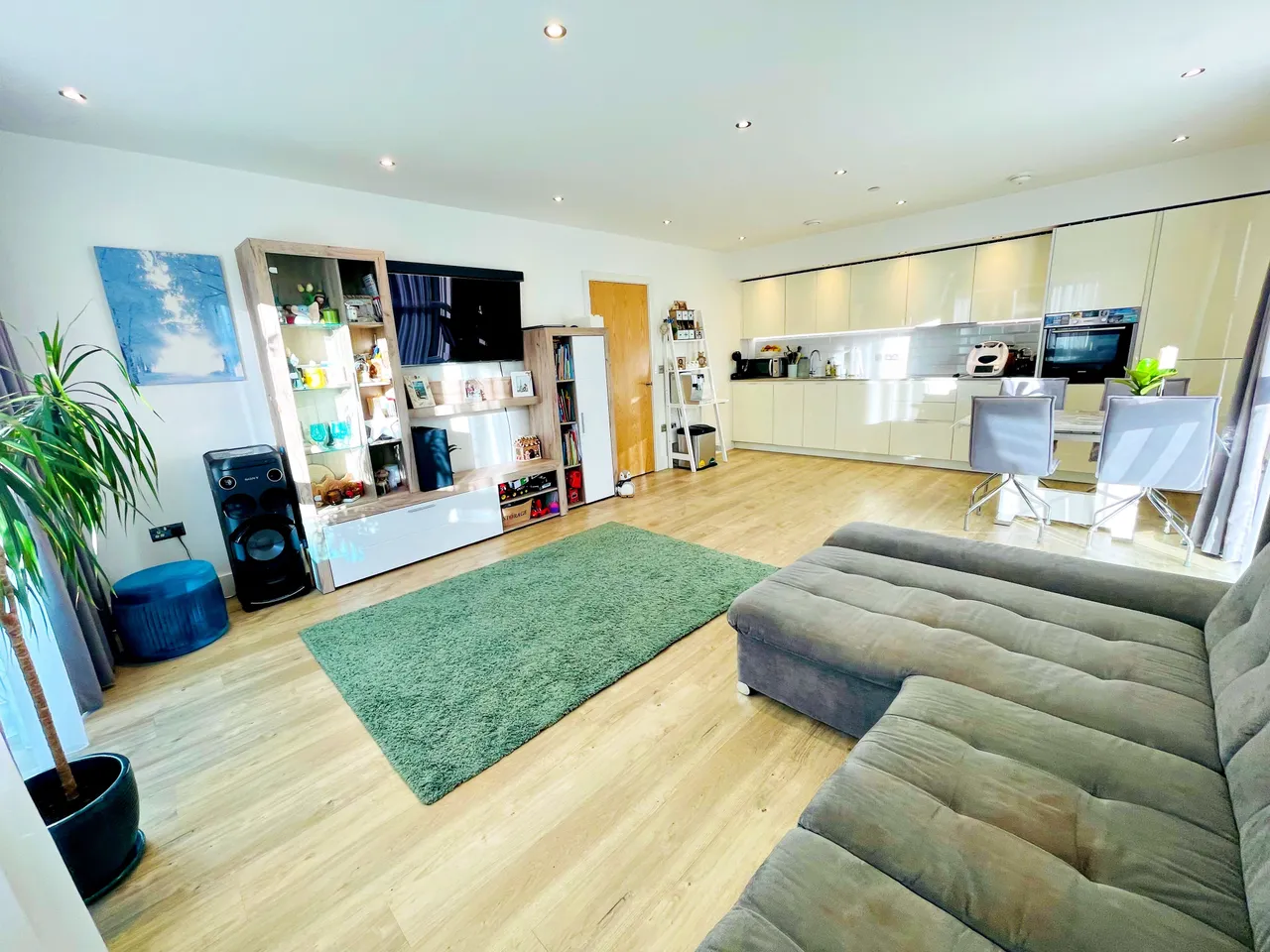 2 bed flat for sale, Lyon Road, Harrow, HA1