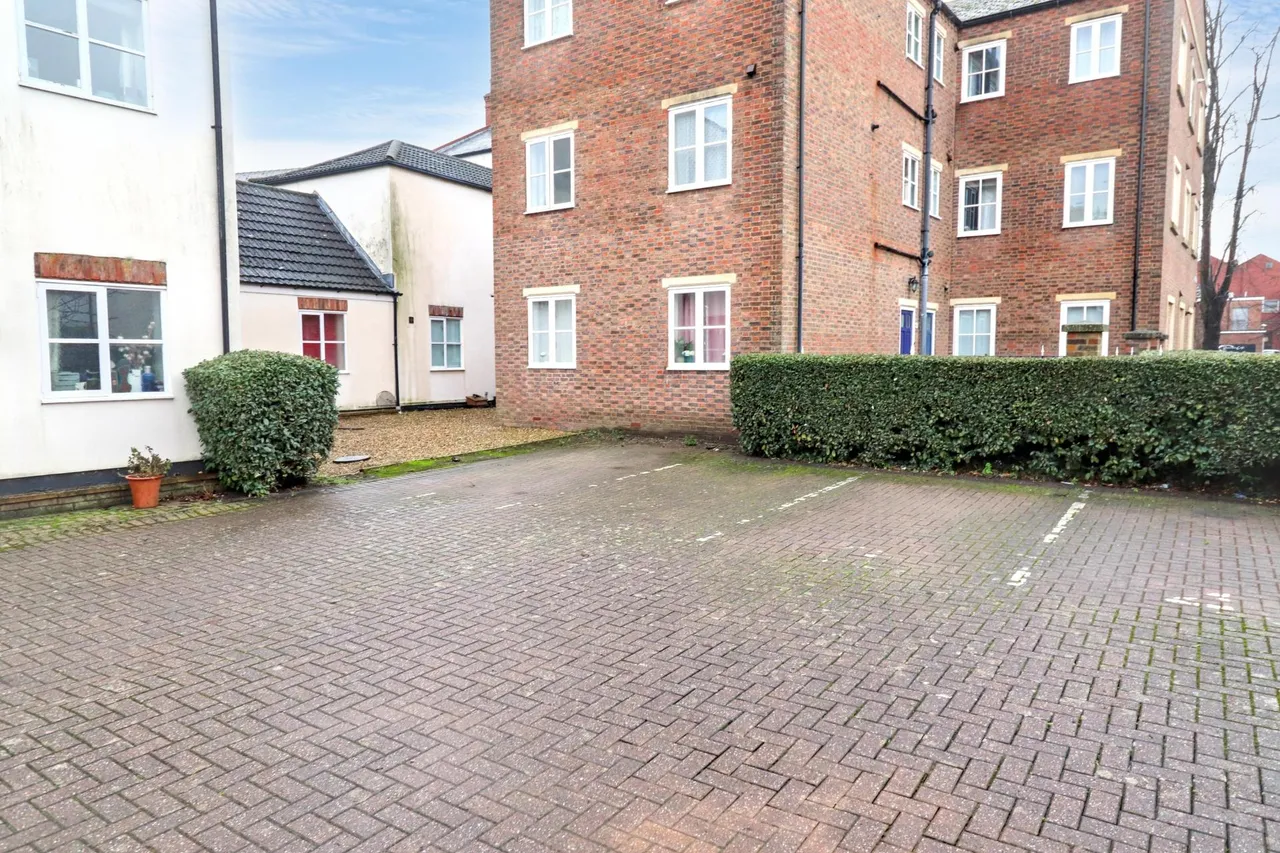 High Street, Spalding, PE11, photo 10