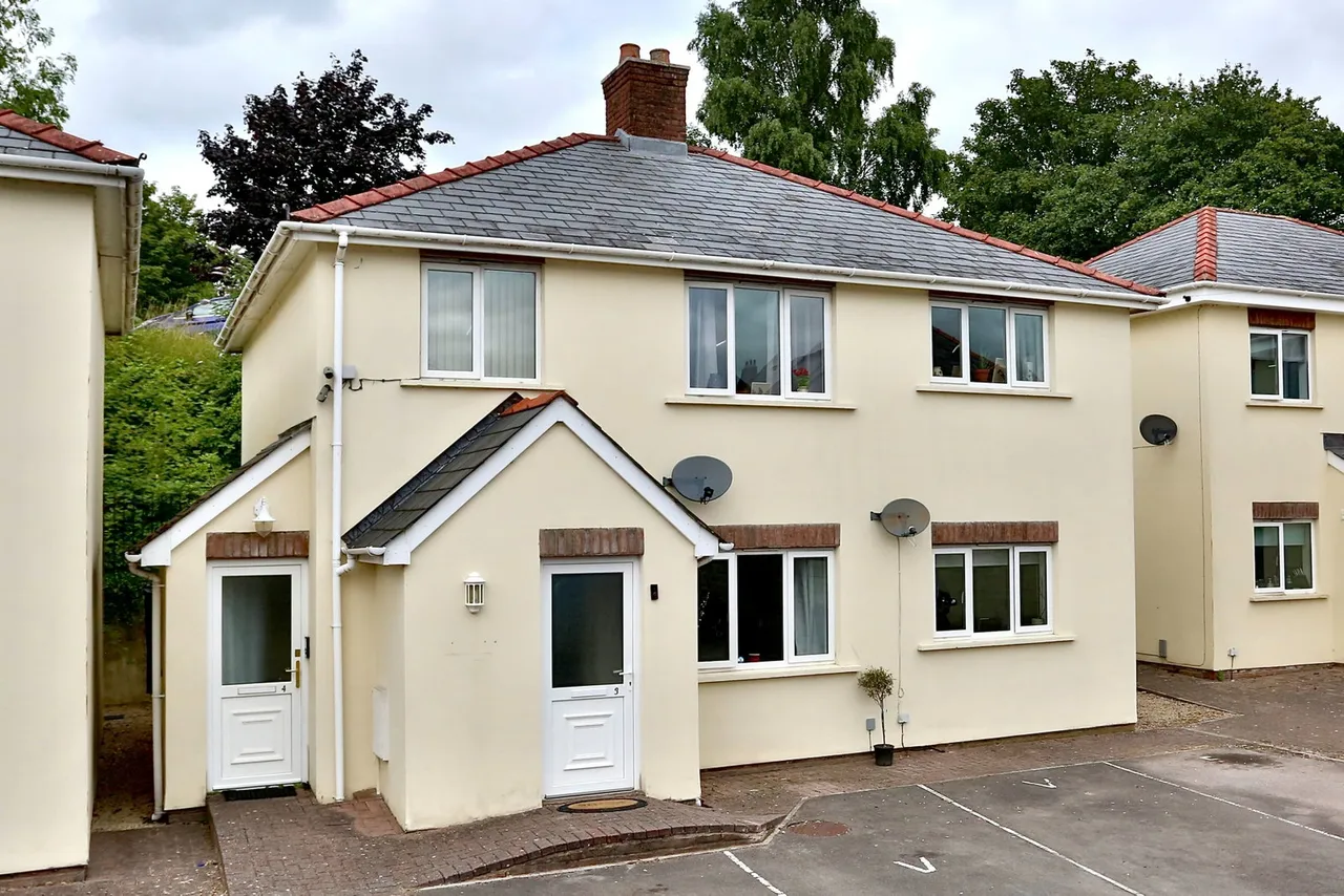 2 bed flat for sale — Flat 3, Hen Clawdd, St. Michaels Road, Abergavenny, Monmouthshire, NP7 5AY