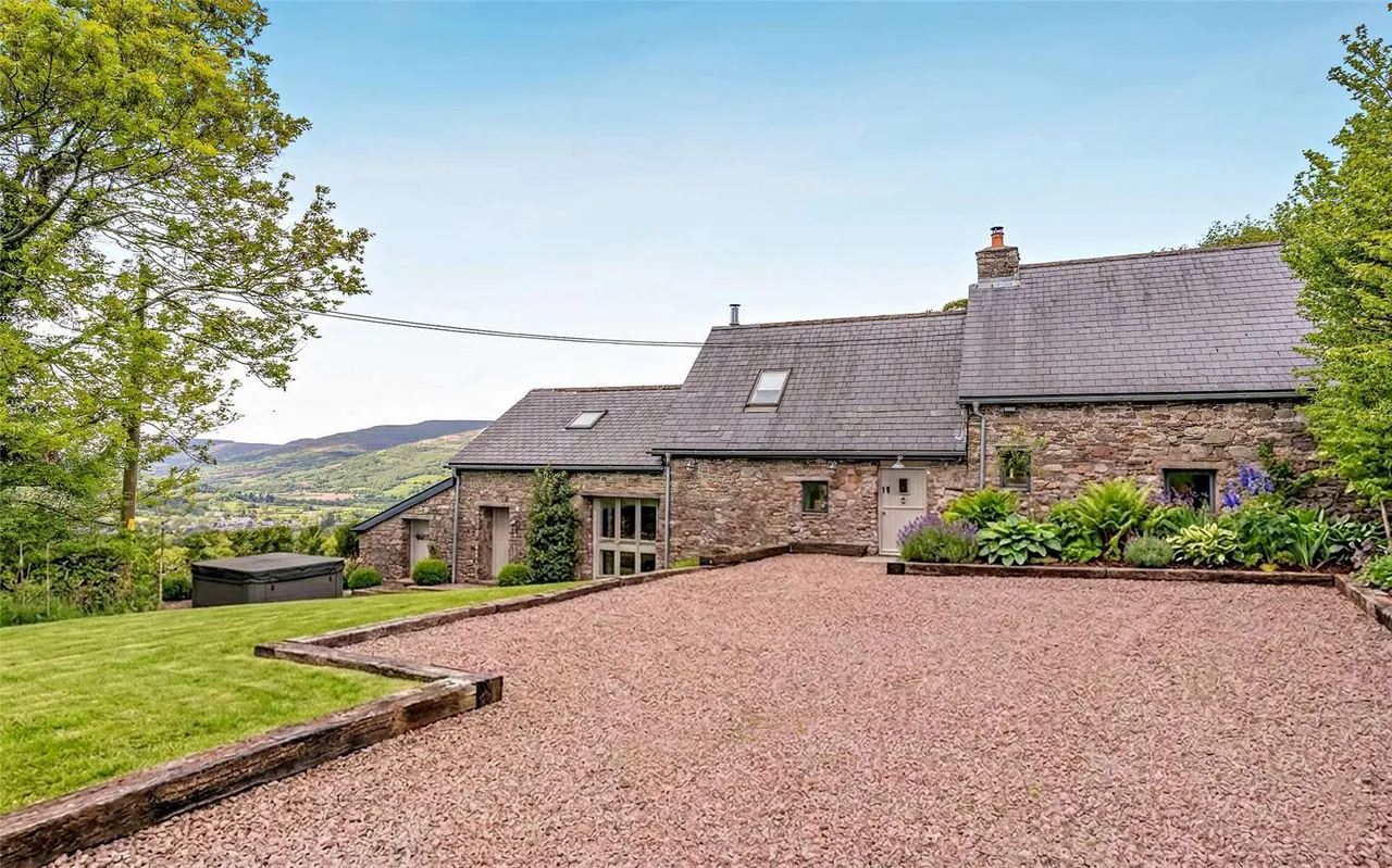 3 bed house for sale — Hillside, Llangattock, Crickhowell, Powys, NP8 1LH
