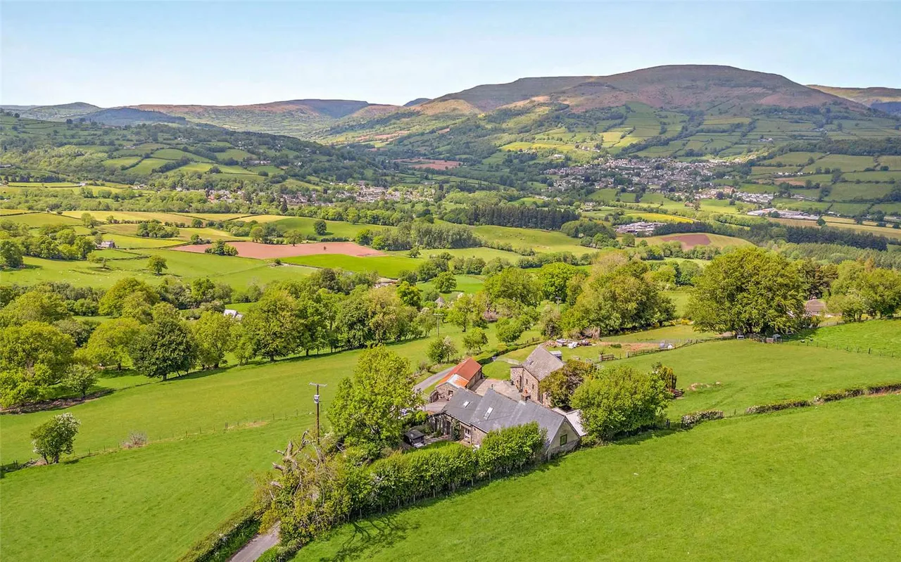 Hillside, Llangattock, Crickhowell, Powys, NP8 1LH, photo 2