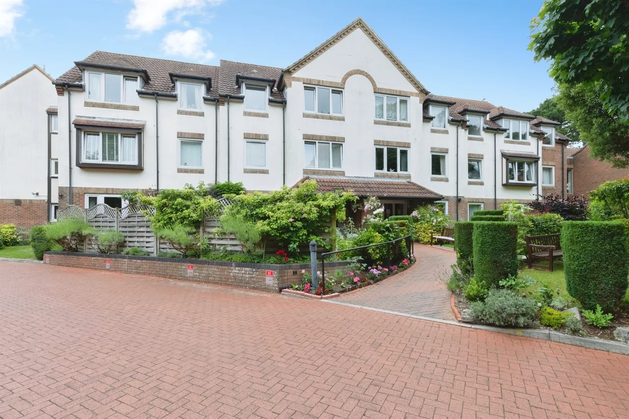 1 bed retirement property for sale, Queens Park West Drive, Bournemouth, BH8