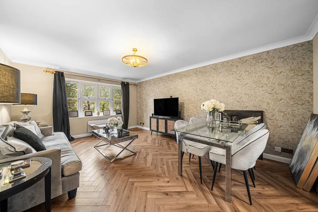 Queens Road, Weybridge KT13 0AB, photo 3