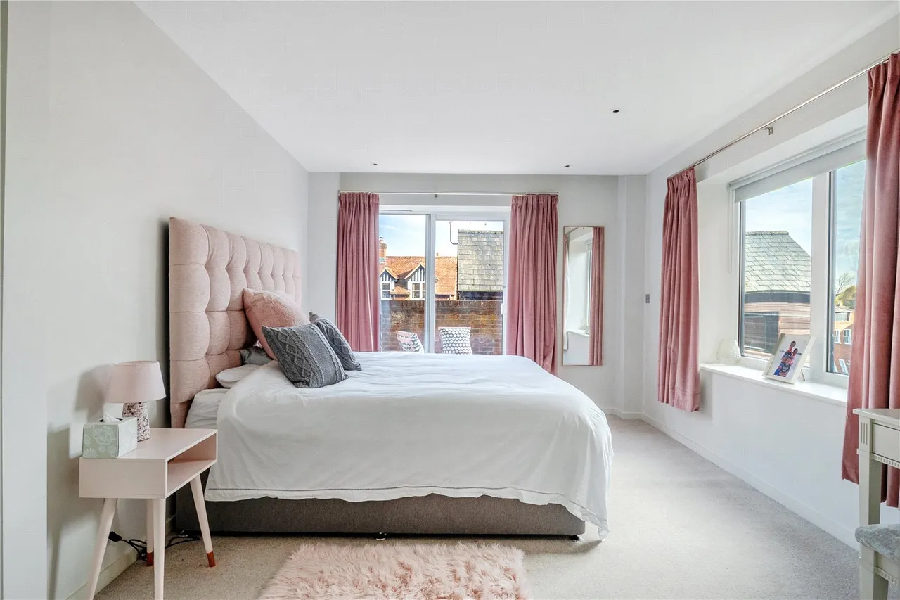 High Street, Marlborough, SN8, photo 15