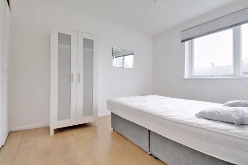 Ewen Crescent, London SW2 2PE, photo 15