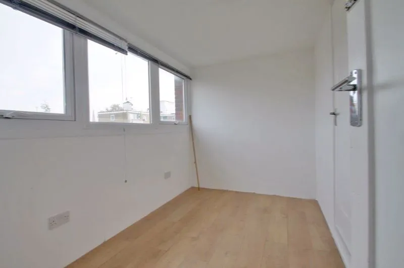 Ewen Crescent, London SW2 2PE, photo 13