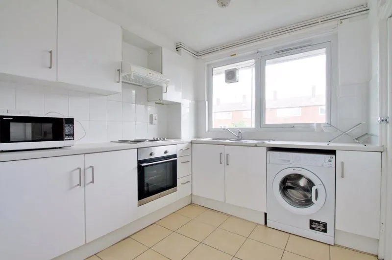 4 bed flat to rent — Ewen Crescent, London SW2 2PE