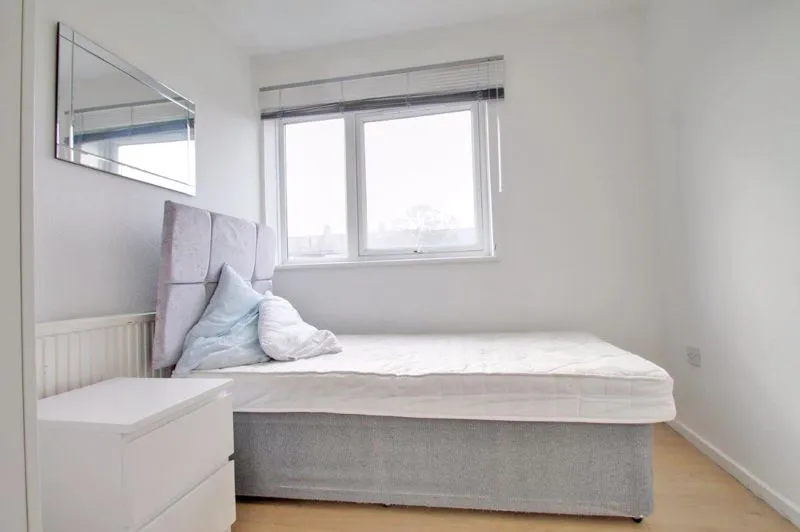 Ewen Crescent, London SW2 2PE, photo 17