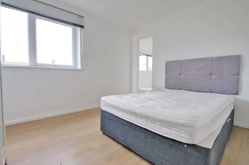 Ewen Crescent, London SW2 2PE, photo 14