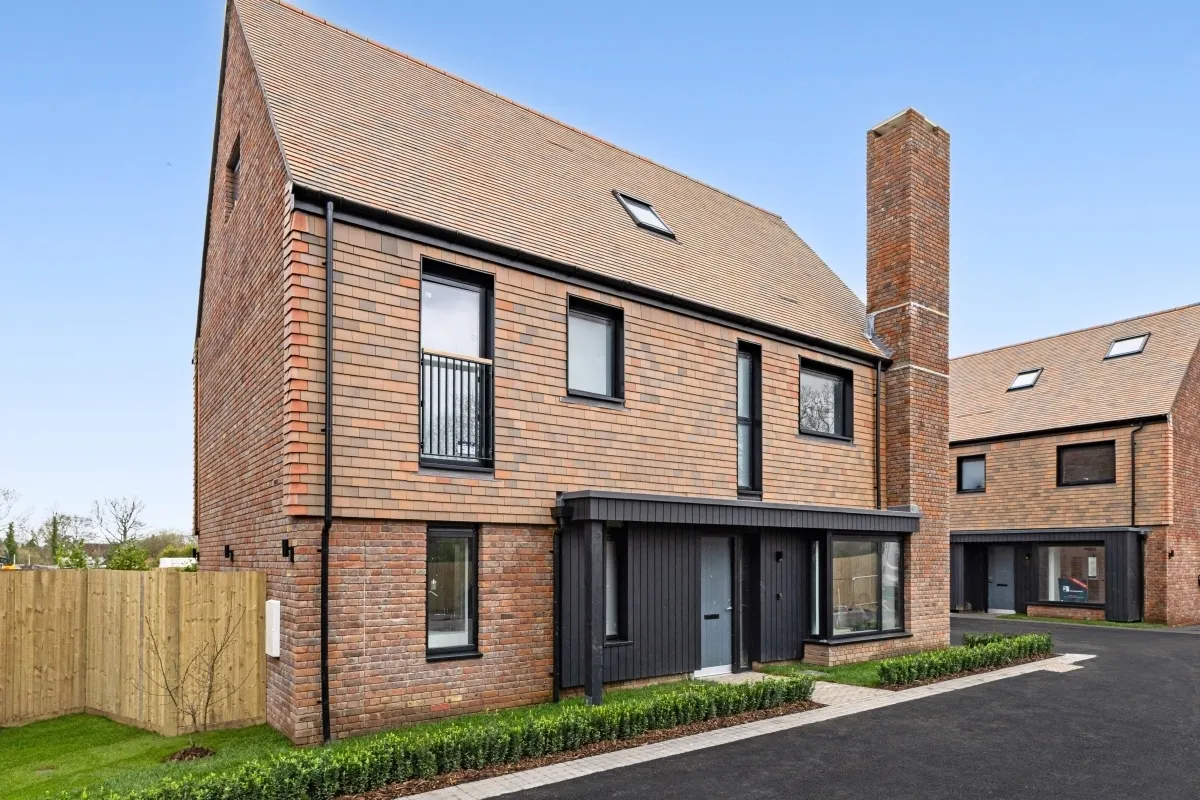 5 bed house to rent — Medland Close Cranleigh GU6
