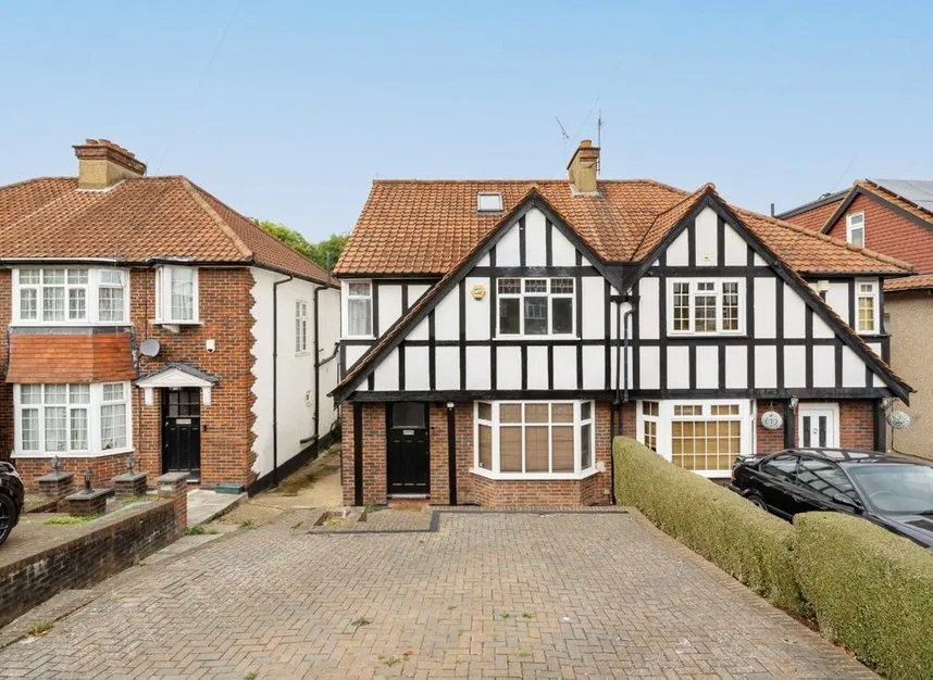 4 bed house to rent, Farm Road, Edgware, HA8
