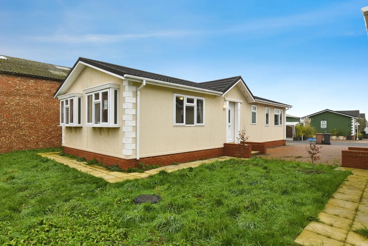 2 bed mobile home for sale — Hawk Hill, Battlesbridge, Wickford, Essex, SS11