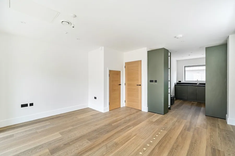 Ransom Close, Chessington, KT9, photo 3