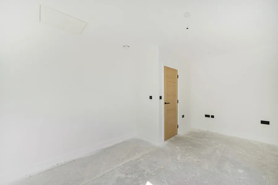 Ransom Close, Chessington, KT9, photo 11
