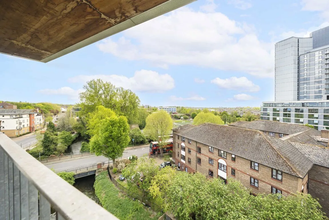 Garratt Lane, SW18, photo 5