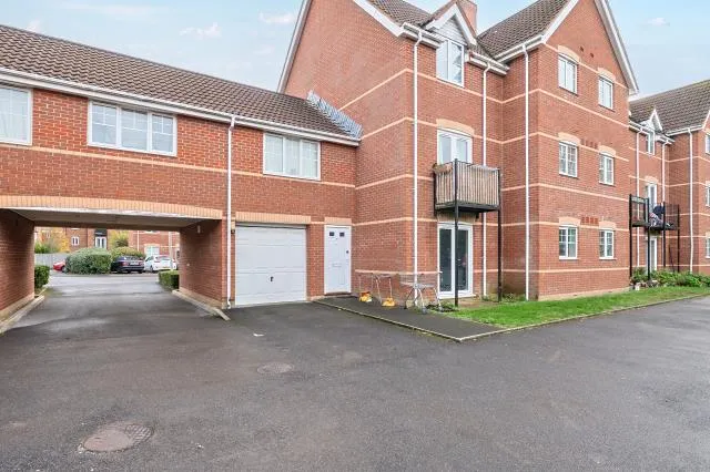 Windsor Court, Newbury, RG14, photo 17