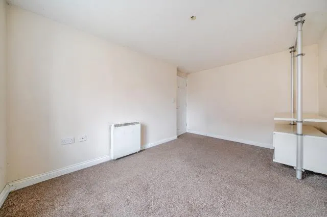 Windsor Court, Newbury, RG14, photo 11