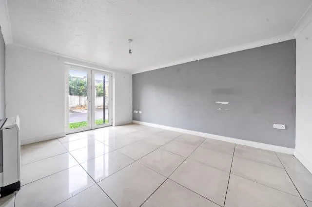2 bed flat for sale, Windsor Court, Newbury, RG14