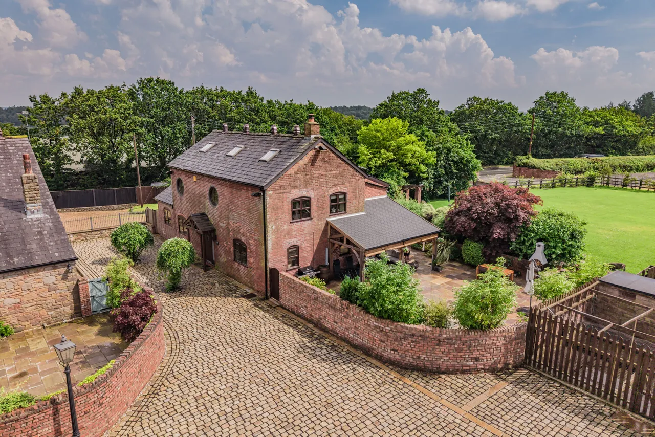 4 bed property for sale — The Red Brick Barn, Coppull Brow Farm Wigan Lane, Coppull, Chorley, PR7 4BW