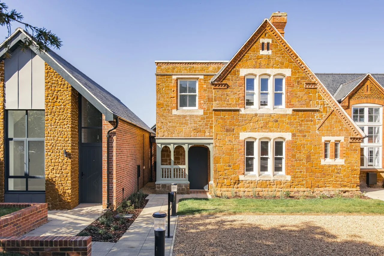 Beautiful Renovated Property within W, photo 3