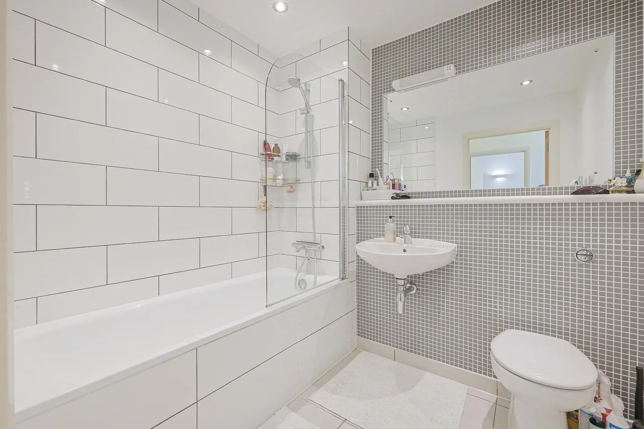 Larden Road, London, W3, photo 15