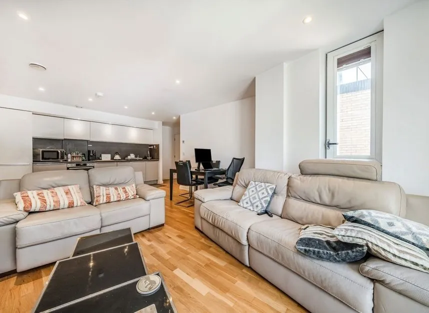 Baltic Avenue, Brentford, TW8, photo 2