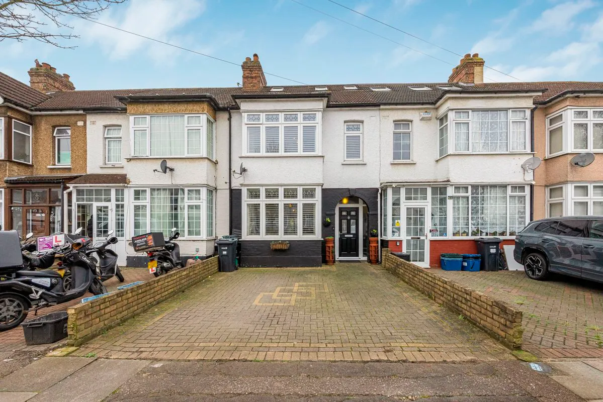 4 bed house for sale — Hazelbrouck Gardens, Ilford, Essex, IG6 2XL