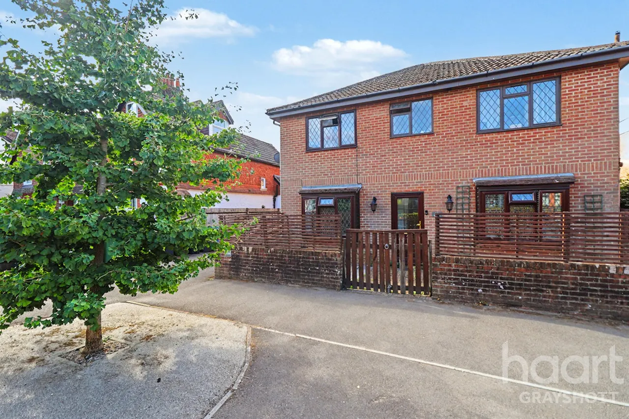 2 bed flat for sale, Headley Road, Grayshott, GU26