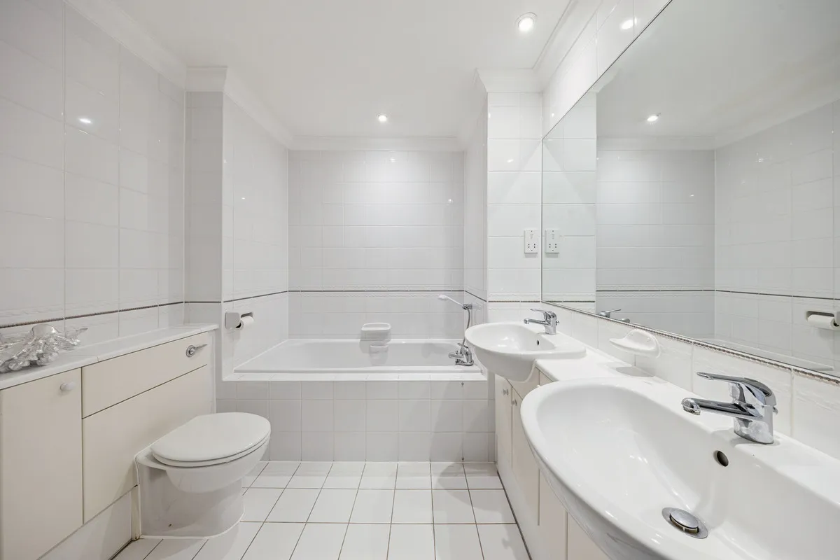 Holloway Drive, Virginia Water, GU25, photo 15
