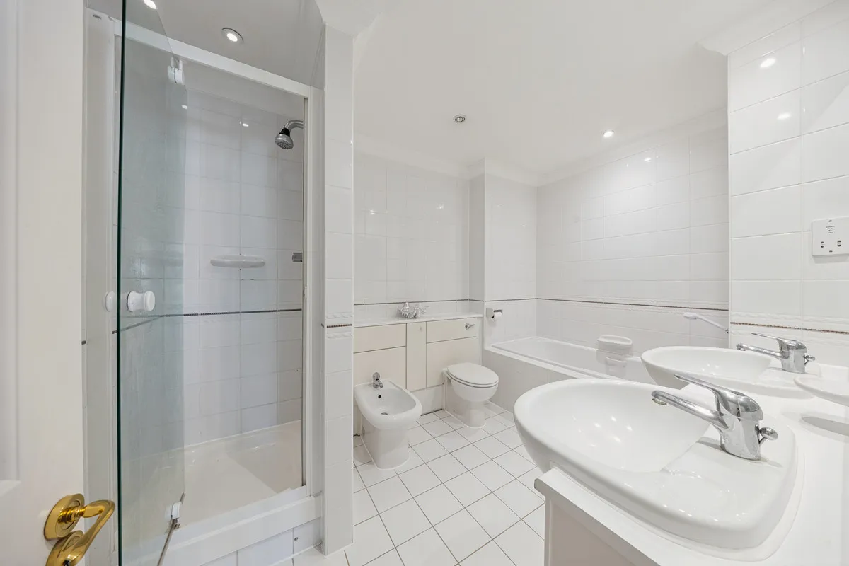 Holloway Drive, Virginia Water, GU25, photo 13