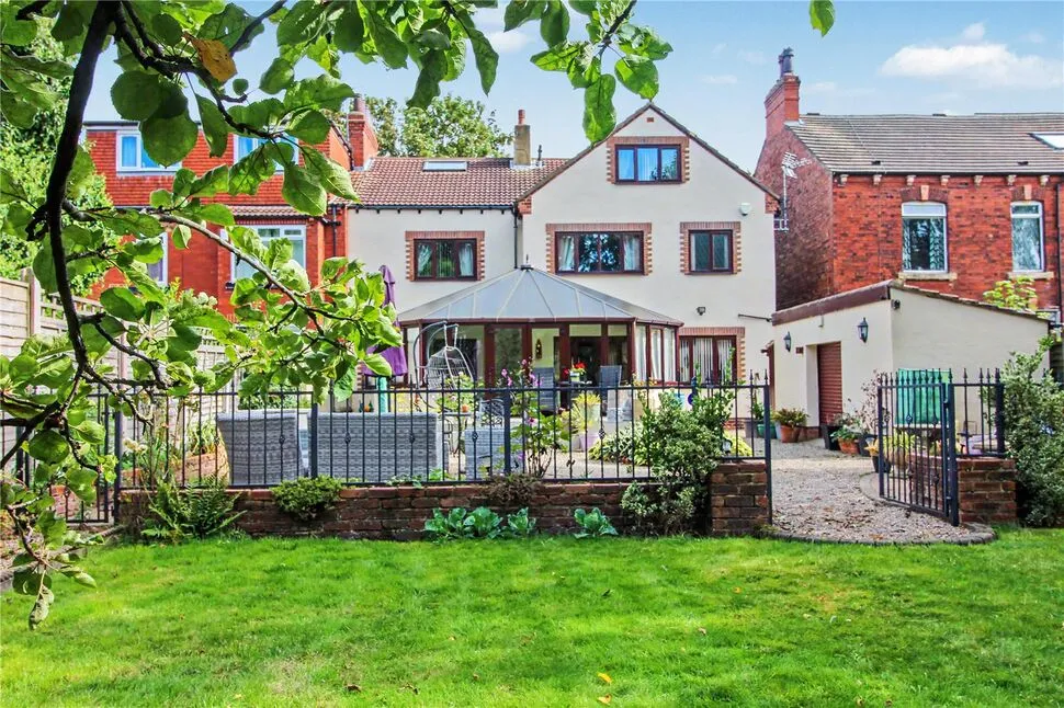 6 bed house for sale — The Orchards, Crossgates, West Yorkshire, LS15